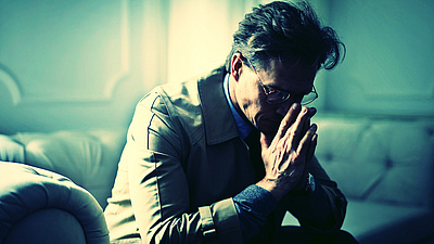 Mann auf Couch am verzweifeln